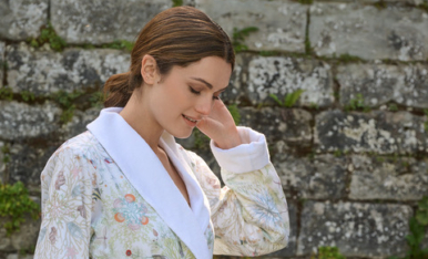 E02_010_Neptuna_Bademantel_Lifestyle_01_FS24_hoch_386x234_acf_cropped